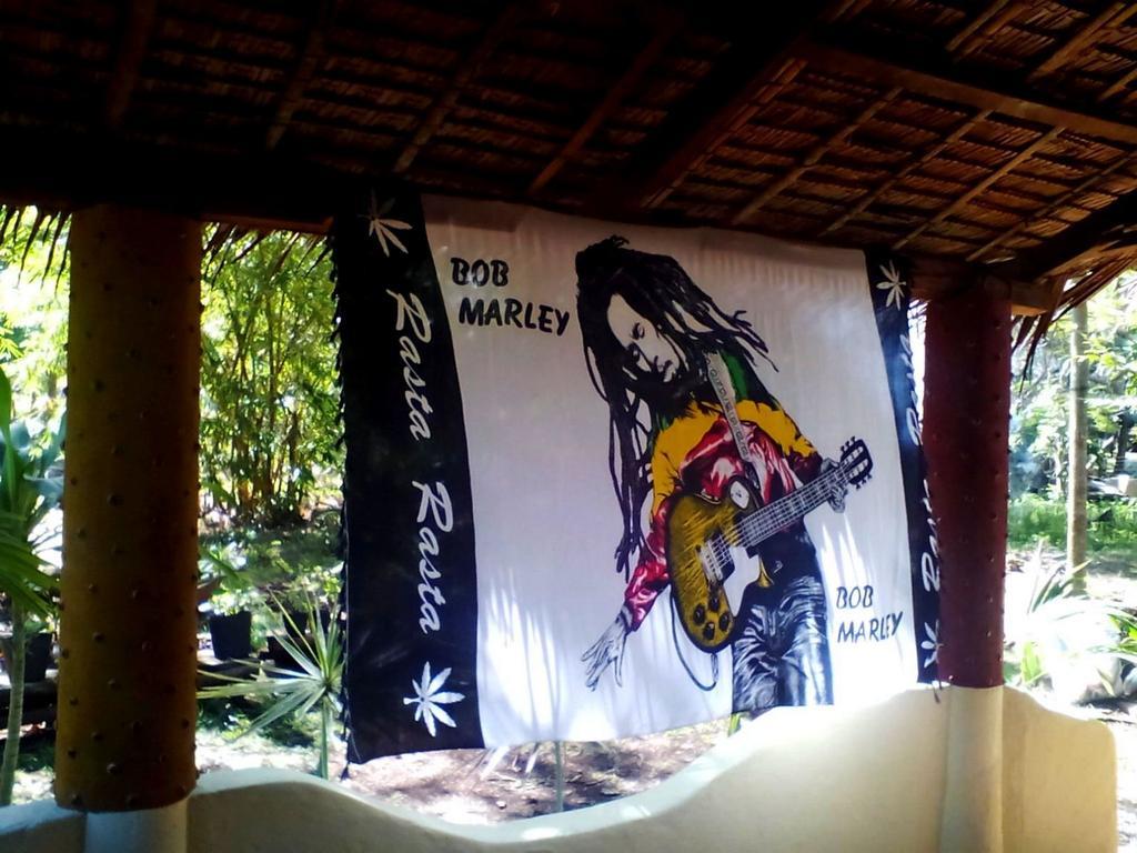 Lennon'S Place Backpacker Hostel Panglao Eksteriør billede